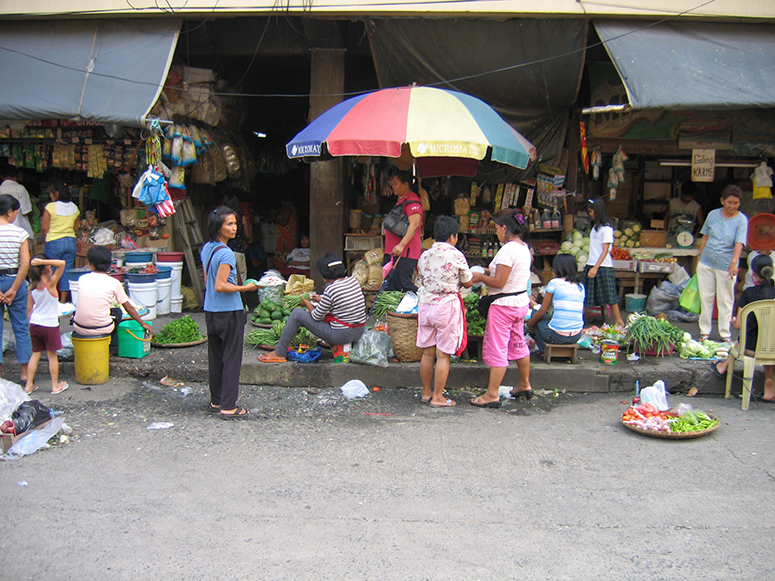 Figure 1. Vegetable sellers, Galvan Street Market, Dagupan City, Pangasinan (2005). Author photo.