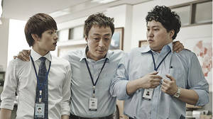 The main character Oh Sang-Sik of the drama Misaeng standing with his arms around his two coworkers