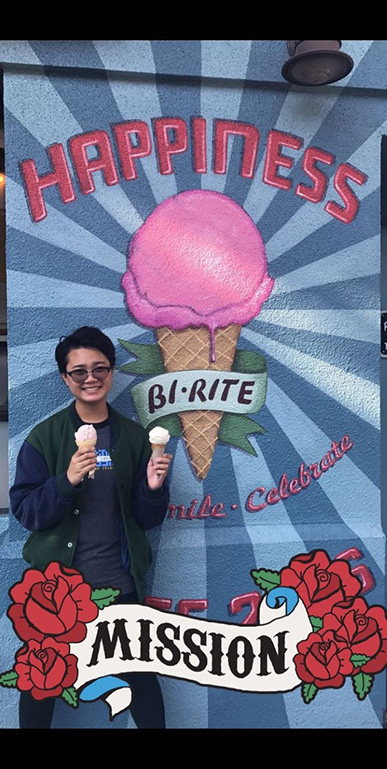 Robin Guzman esta en frente de la heladería Bi-Rite en el distrito de la Misión, San Francisco